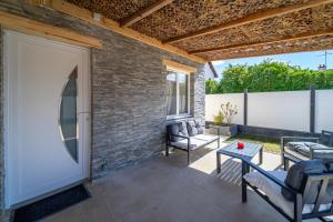 a patio with a door and chairs and a table at La Petite Parenthèse Jardin, Parking & Proche Gare in Trappes