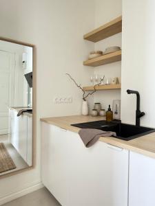 Η κουζίνα ή μικρή κουζίνα στο Central Tallinn apartment, Boho Gem