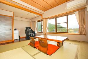 Posezení v ubytování Ooedo Onsen Monogatari Toi Marine Hotel
