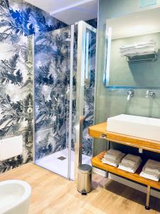 Un baño de Bellaroto Suite & SPA 33 fotos más