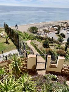 schody prowadzące na plażę z oceanem w obiekcie Orange On the Beach - Balcon de Benalmadena w mieście Benalmádena +11 zdjęć