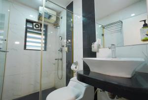 Ένα μπάνιο στο Sheldon Hotel