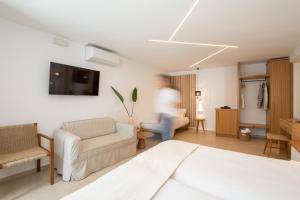 TV a/nebo společenská místnost v ubytování Damianos Mykonos Hotel