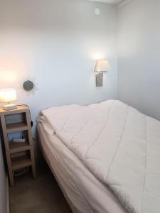 เตียงในห้องที่ Appartement avec piscine Résidence AQUALIA