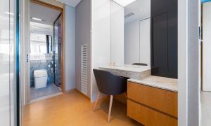 Vannas istaba naktsmītnē New CZ LCT Residence
