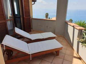 balcone con 2 sedie bianche e l'oceano di Casa Bonifati a Cittadella del Capo
