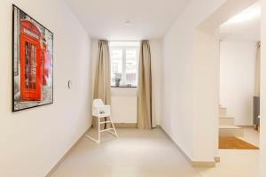 een hal met witte muren en een stoel in een kamer bij Berlin Mitte I 2 doule beds I fast wifi in Berlijn