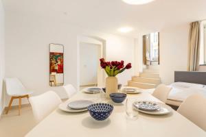 een witte woonkamer met een tafel met blauwe en witte gerechten bij Berlin Mitte I 2 doule beds I fast wifi in Berlijn