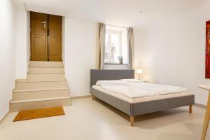 een slaapkamer met een bed en een trap bij Berlin Mitte I 2 doule beds I fast wifi in Berlijn