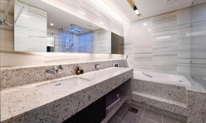 Vannas istaba naktsmītnē New CZ LCT Residence