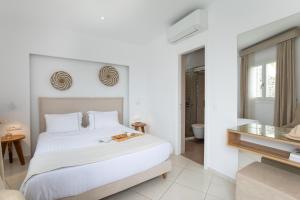 Postel nebo postele na pokoji v ubytování Damianos Mykonos Hotel