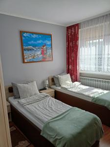 En eller flere senge i et værelse på LATARNIK