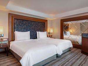 سرير أو أسرّة في غرفة في Rixos Sungate - The Land of Legends Access
