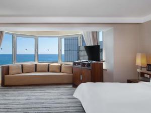 سرير أو أسرّة في غرفة في Rixos Sungate - The Land of Legends Access