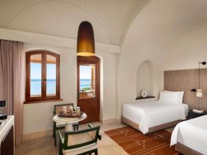 Postel nebo postele na pokoji v ubytování Movenpick Resort El Quseir
