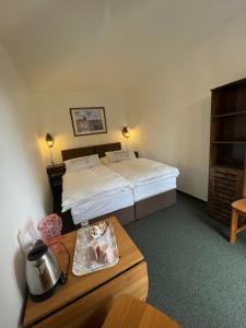 a hotel room with a bed and a table at Luxushütte Welgelegen in Bestwig