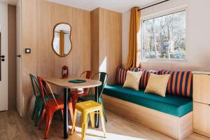 a small room with a table and a bench at Camping Liberté Verdon in Artignosc-sur-Verdon