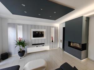 a living room with a fireplace and a tv at Ferienwohnung Garath Nord Sendenhorst in Sendenhorst