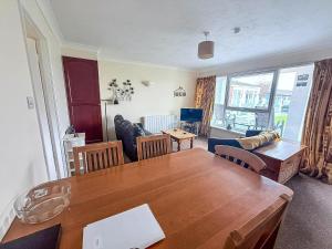 een woonkamer met een tafel en een eetkamer bij Dog Friendly Chalet At Broadland Park And Marina In Lowestoft Ref 12027B in Lowestoft