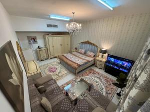 uma vista superior de um quarto com uma cama e uma televisão em Luxury master room like hotel em Sabkhah