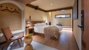 Un pat sau paturi într-o cameră la Hongcun Nanhu Guanyuan Designer Lake View Resort Hotel Scenic spot tickets are not included