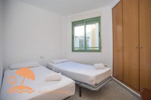 A bed or beds in a room at Patacona Green Holiday Még 9 kép