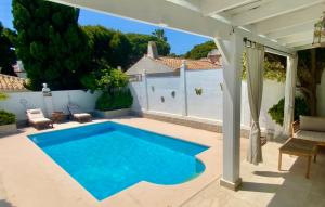 Bazén v ubytovaní Family villa with pool, walk to beach, restaurants and shopping alebo v jeho blízkosti