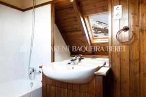 une salle de bain avec un lavabo blanc et une fenêtre dans l'établissement Apartarent La Pleta y Nin Cota 1700, à Baqueira-Beret 34 autres photos