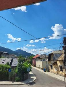 an empty street in a small town with houses at Casa Rarăului in Câmpulung Moldovenesc