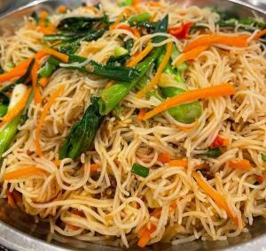 una ciotola di noodles con verdure su un tavolo di Jai Nagraja Hotel & Restaurant, Yamnotri a Kharsālī Altre 17 foto