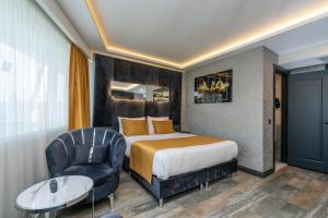 Postel nebo postele na pokoji v ubytování 216 Silver Suite