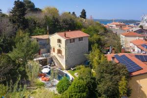 una vista aerea di una casa con pannelli solari di Casa Castel - old town house a Pola (Pula)