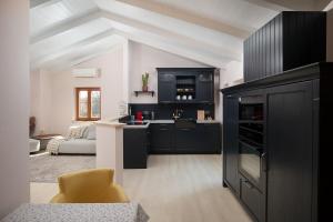 una cucina con armadi neri e un soggiorno di Casa Castel - old town house a Pola (Pula)