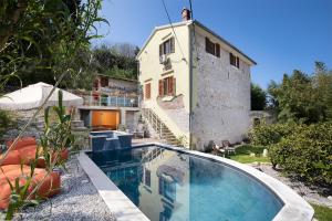 una casa con piscina di fronte a una casa di Casa Castel - old town house a Pola (Pula)