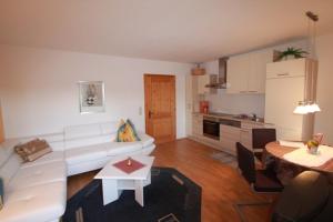 A kitchen or kitchenette at Seepension Neubacher KG