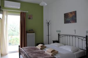A bed or beds in a room at Rentoulia Apartments
