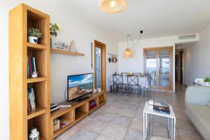 Μια τηλεόραση ή/και κέντρο ψυχαγωγίας στο Ático Apartamento Las Burras Playa by VillaGranCanaria