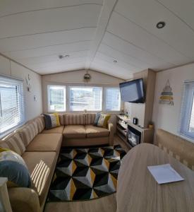 Χώρος καθιστικού στο Great Dog Friendly Caravan At Golden Gate, Towyn In North Wales Ref 84536G