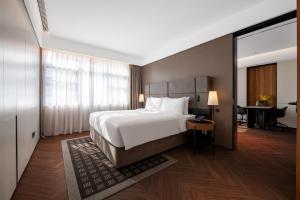 Кровать или кровати в номере Intercity Hotel Shanghai City Center - Free Mini Bar
