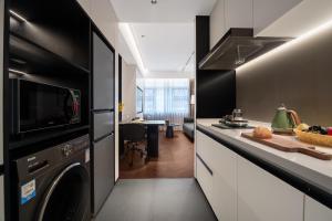 Кухня или мини-кухня в Intercity Hotel Shanghai City Center - Free Mini Bar
