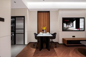 Телевизор и/или развлекательный центр в Intercity Hotel Shanghai City Center - Free Mini Bar