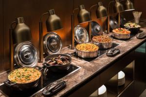Makanan di atau berdekatan hotel