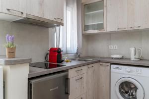 A kitchen or kitchenette at Elvita Apartments 3