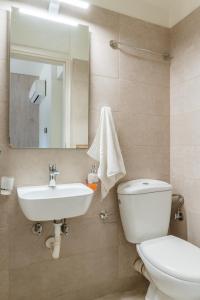 A bathroom at Elvita Apartments 3 Még 37 kép