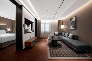 Кровать или кровати в номере Intercity Hotel Shanghai City Center - Free Mini Bar