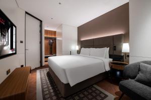 Кровать или кровати в номере Intercity Hotel Shanghai City Center - Free Mini Bar