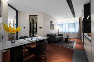 Гостиная зона в Intercity Hotel Shanghai City Center - Free Mini Bar