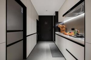 Кухня или мини-кухня в Intercity Hotel Shanghai City Center - Free Mini Bar
