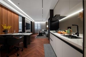Кухня или мини-кухня в Intercity Hotel Shanghai City Center - Free Mini Bar
