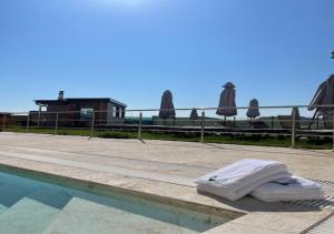 Bazén v ubytování SPA Roero Relax Resort nebo v jeho okolí